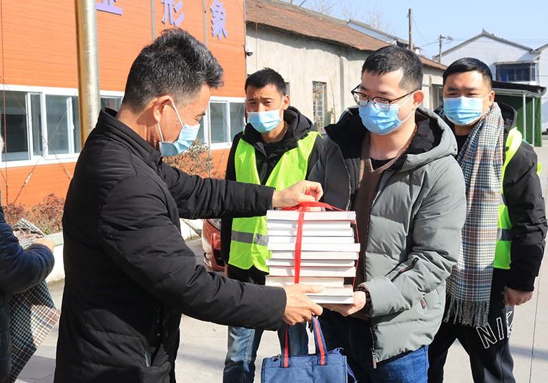 鼓楼街道领导对一线职工进行过年慰问